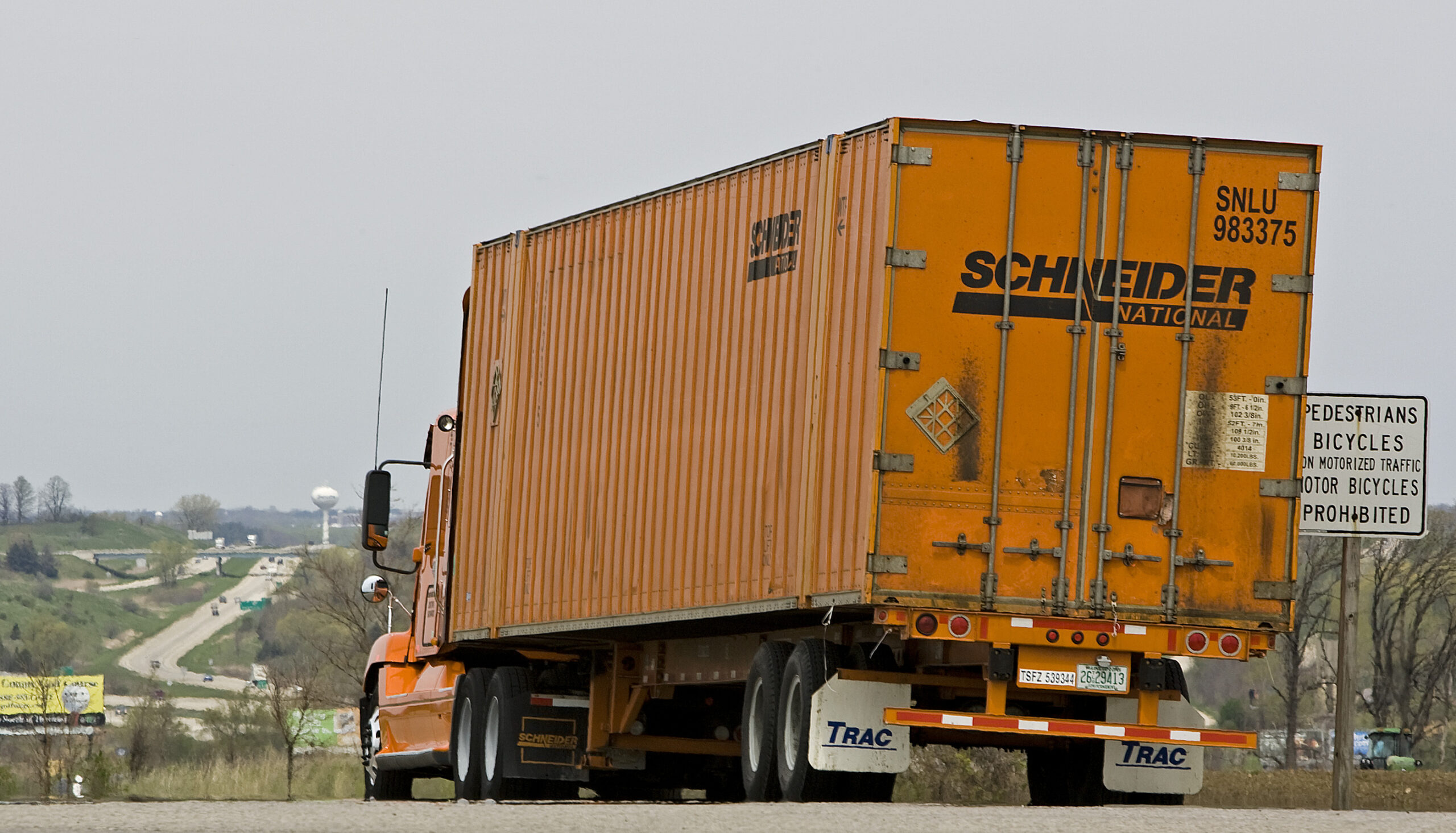 Semi-trailer truck