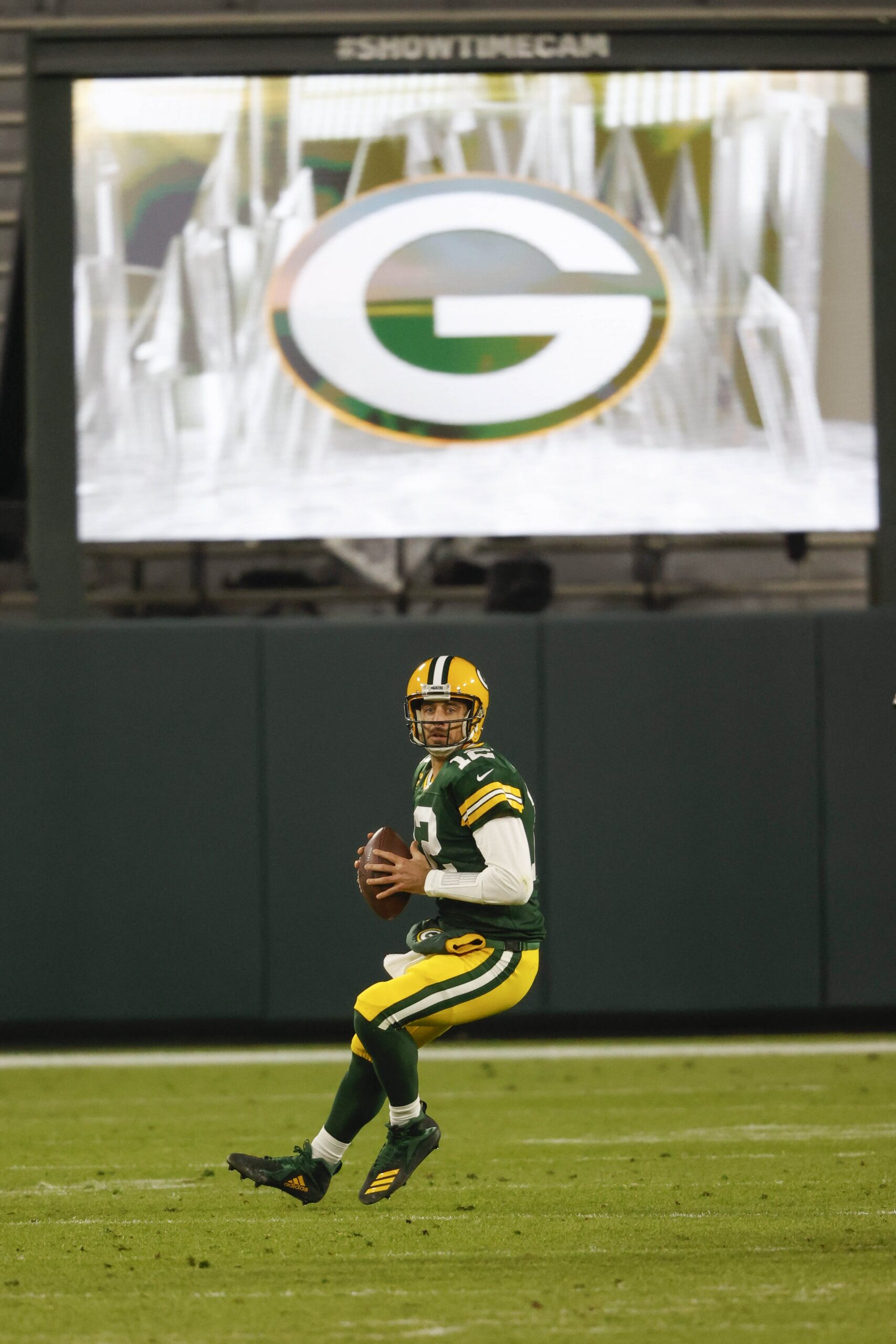 Green Bay Packers quarterback Aaron Rodgers looks to throw against the Philadelphia Eagles