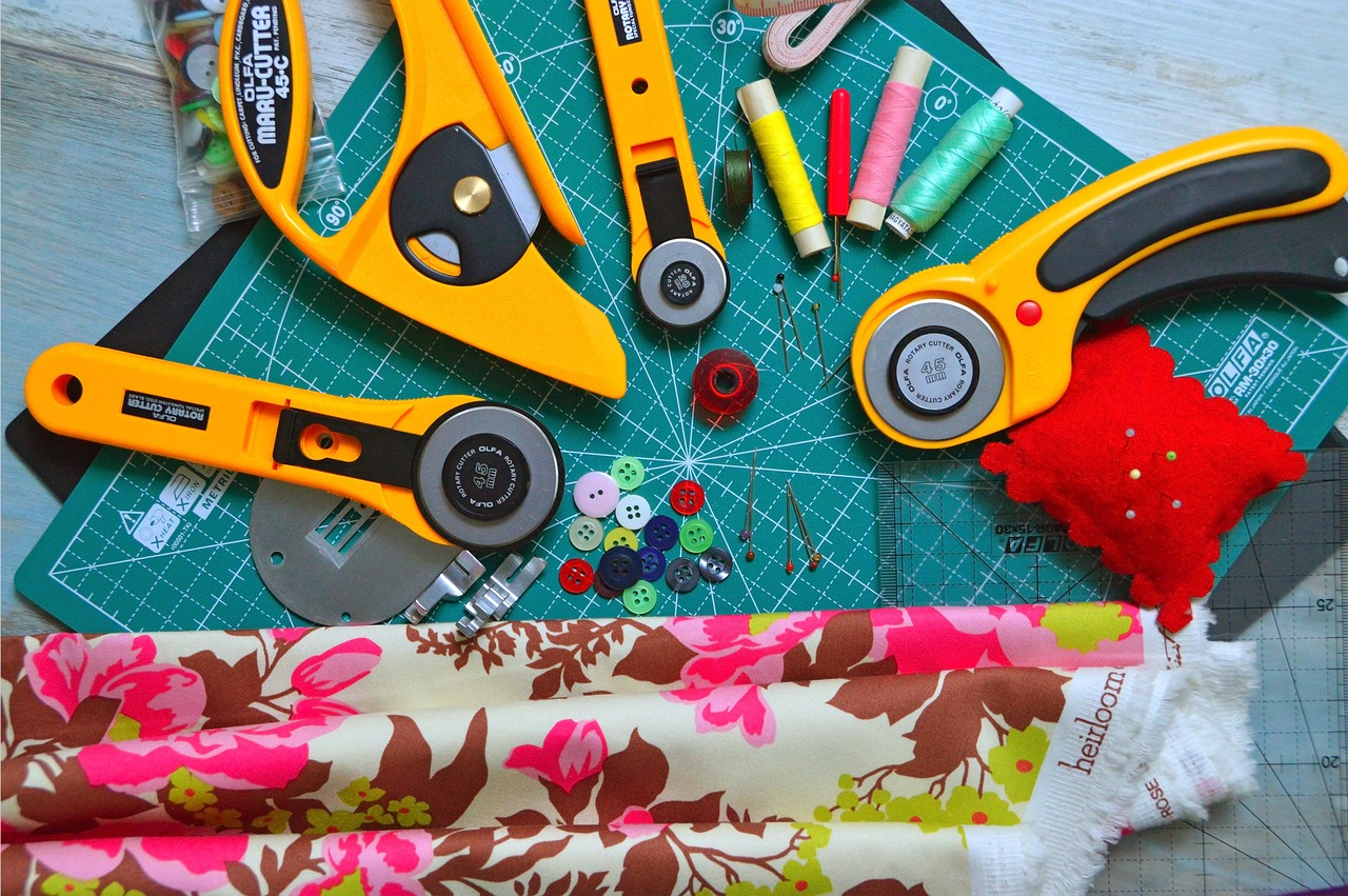 Quilting tools on a cutting mat.