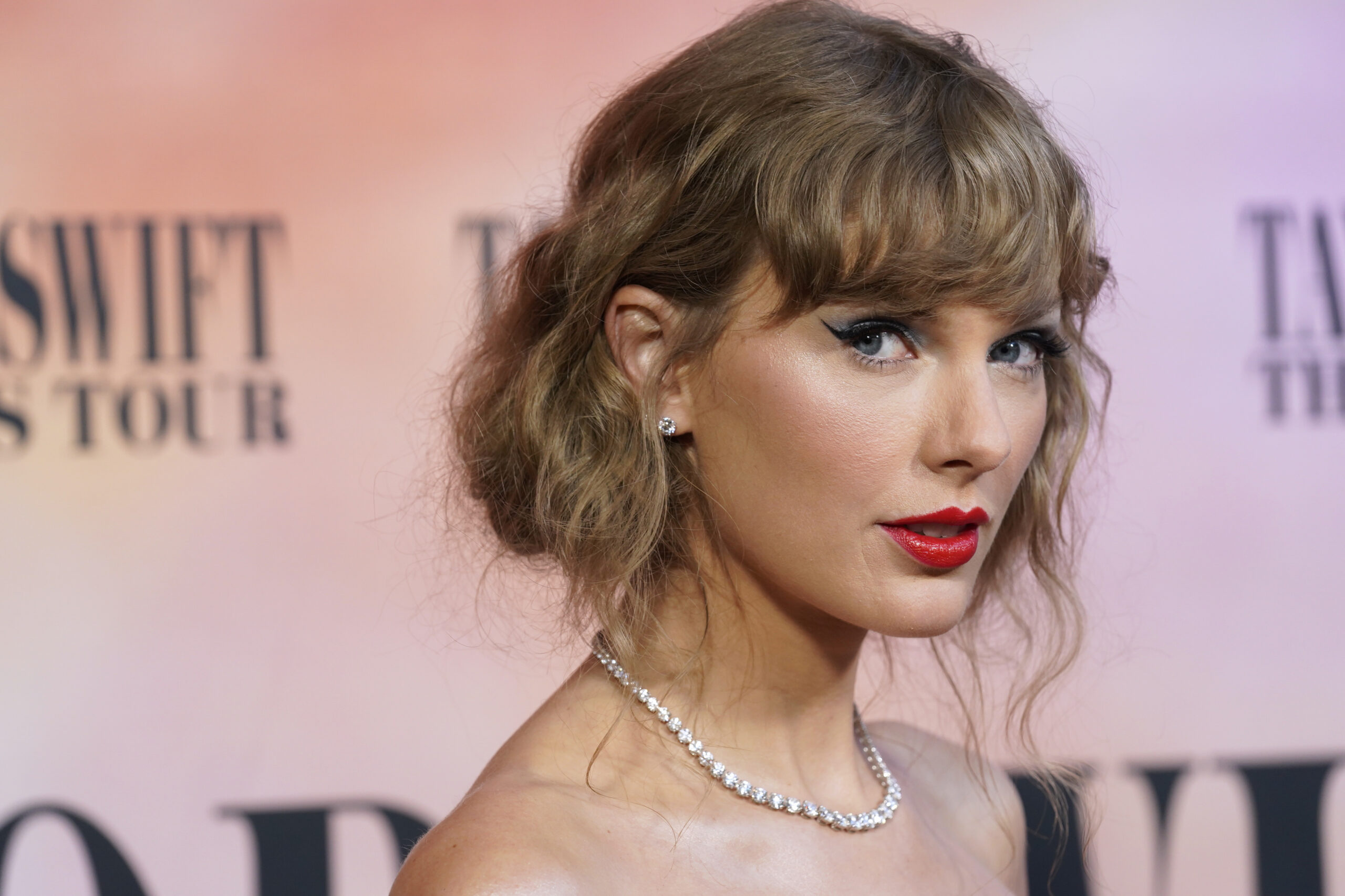 Taylor Swift wears blue floral Oscar de la Renta on 'Eras Tour' premiere red  carpet