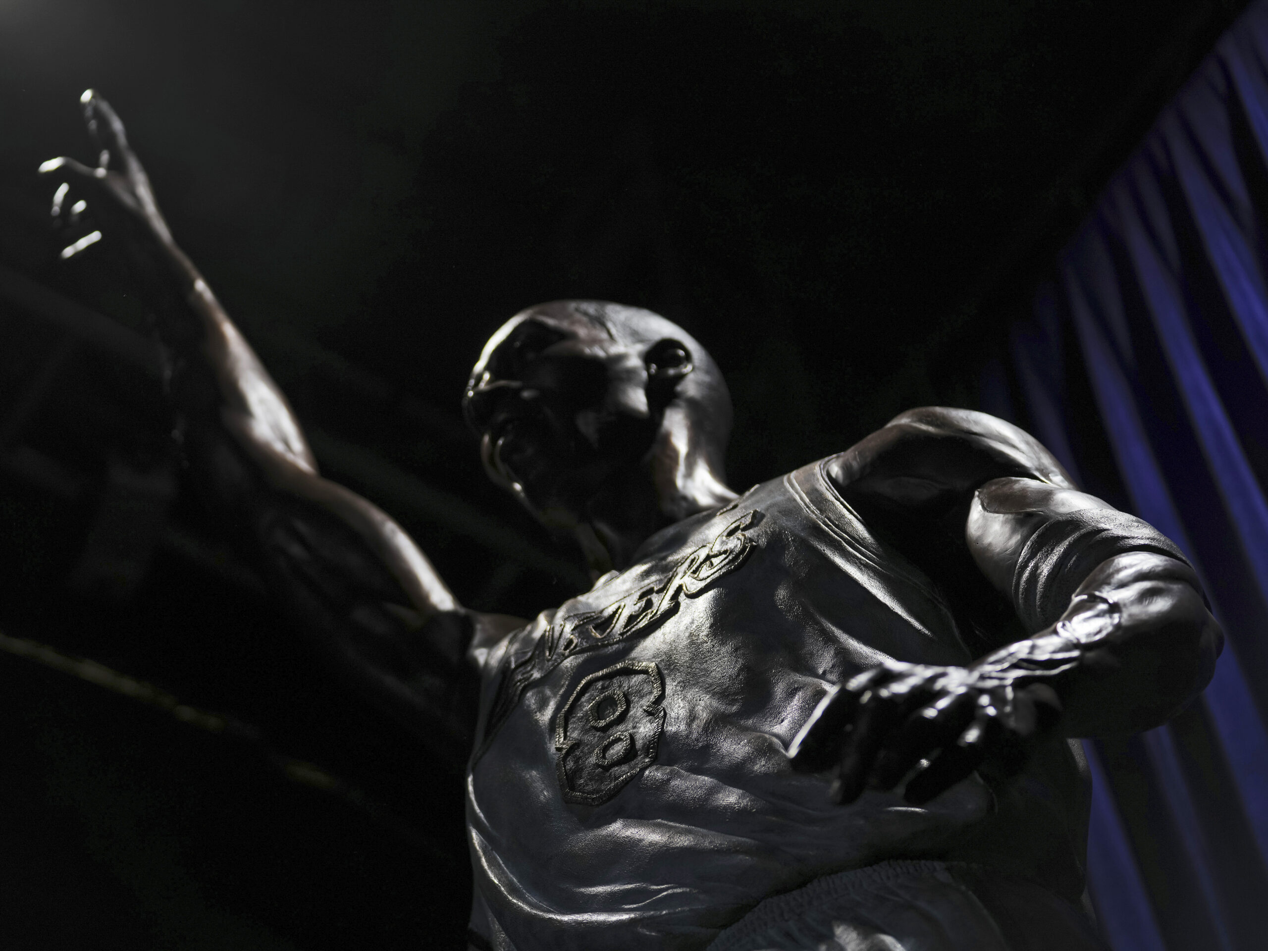 The Lakers reveal the first of 3 statues of Kobe Bryant - WPR