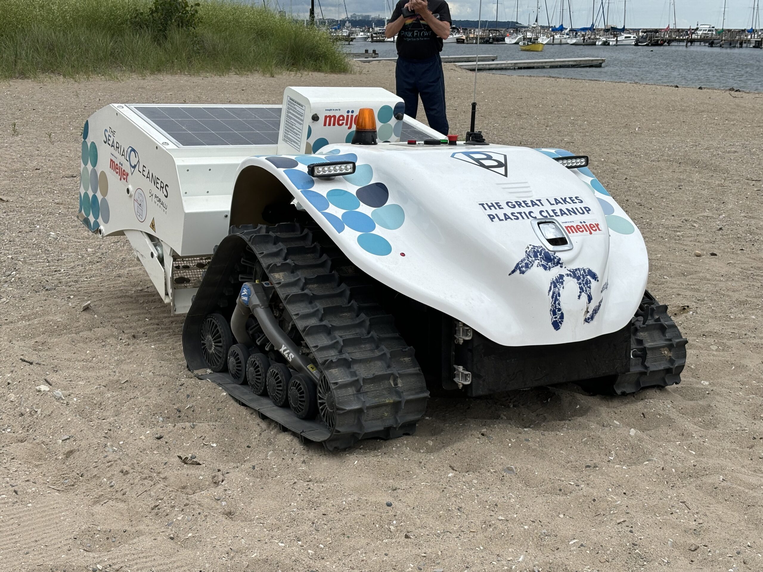 Robots clean up litter on Milwaukee beaches and rivers