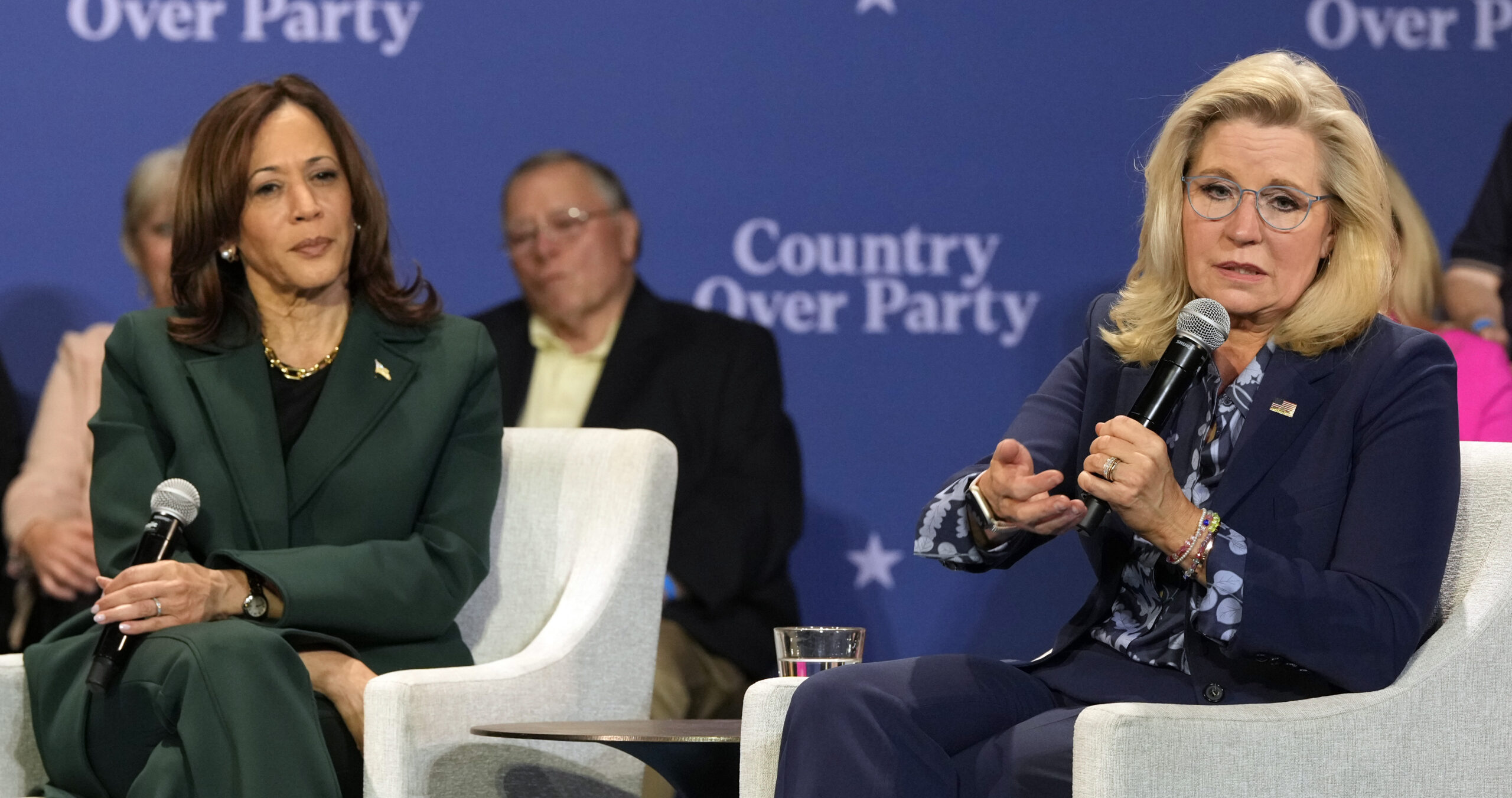 Harris, Cheney reach out to  Wisconsin suburbanites in ‘Country Over Party’ event