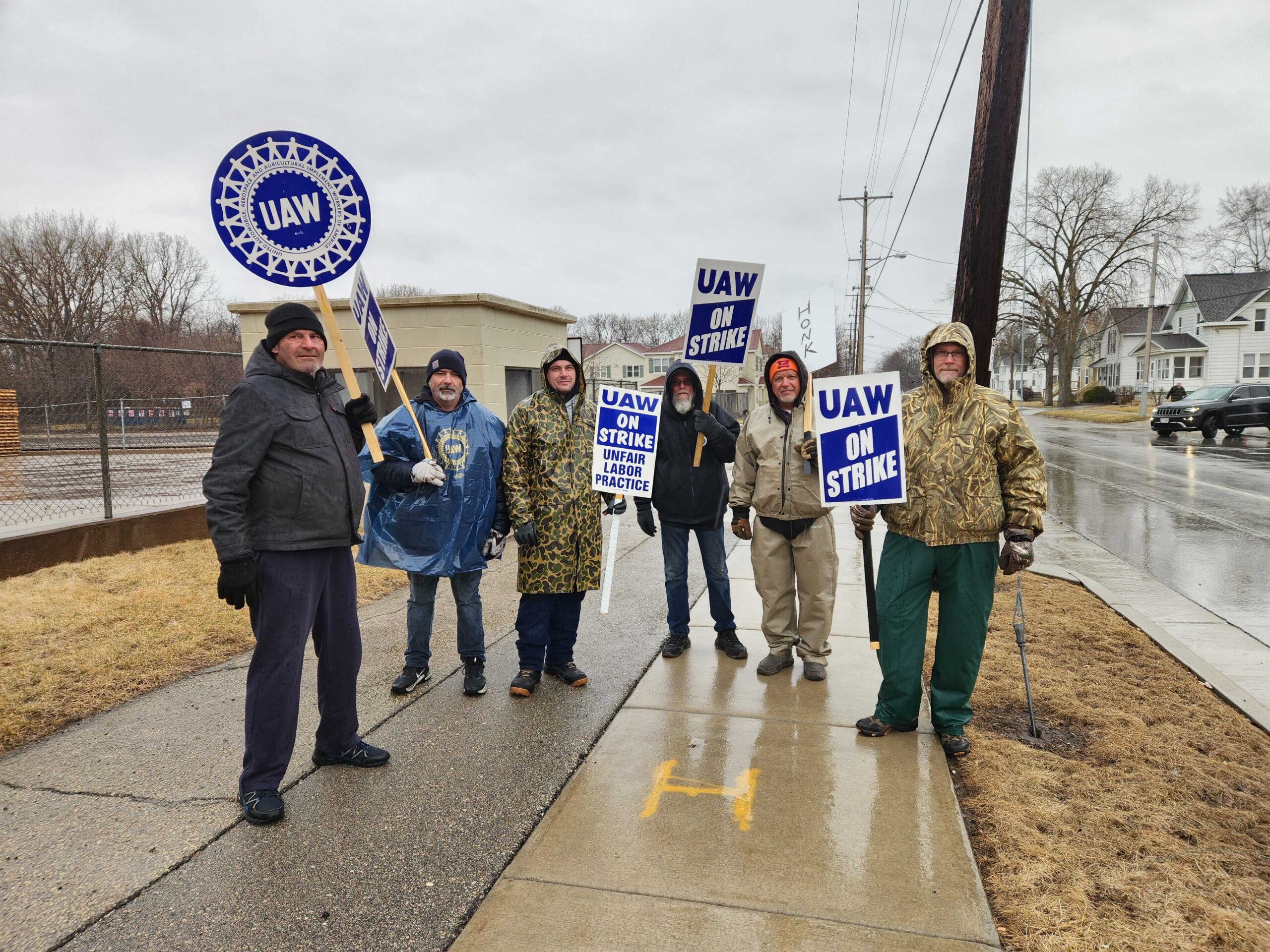 About 90 UAW members are on strike in Oshkosh