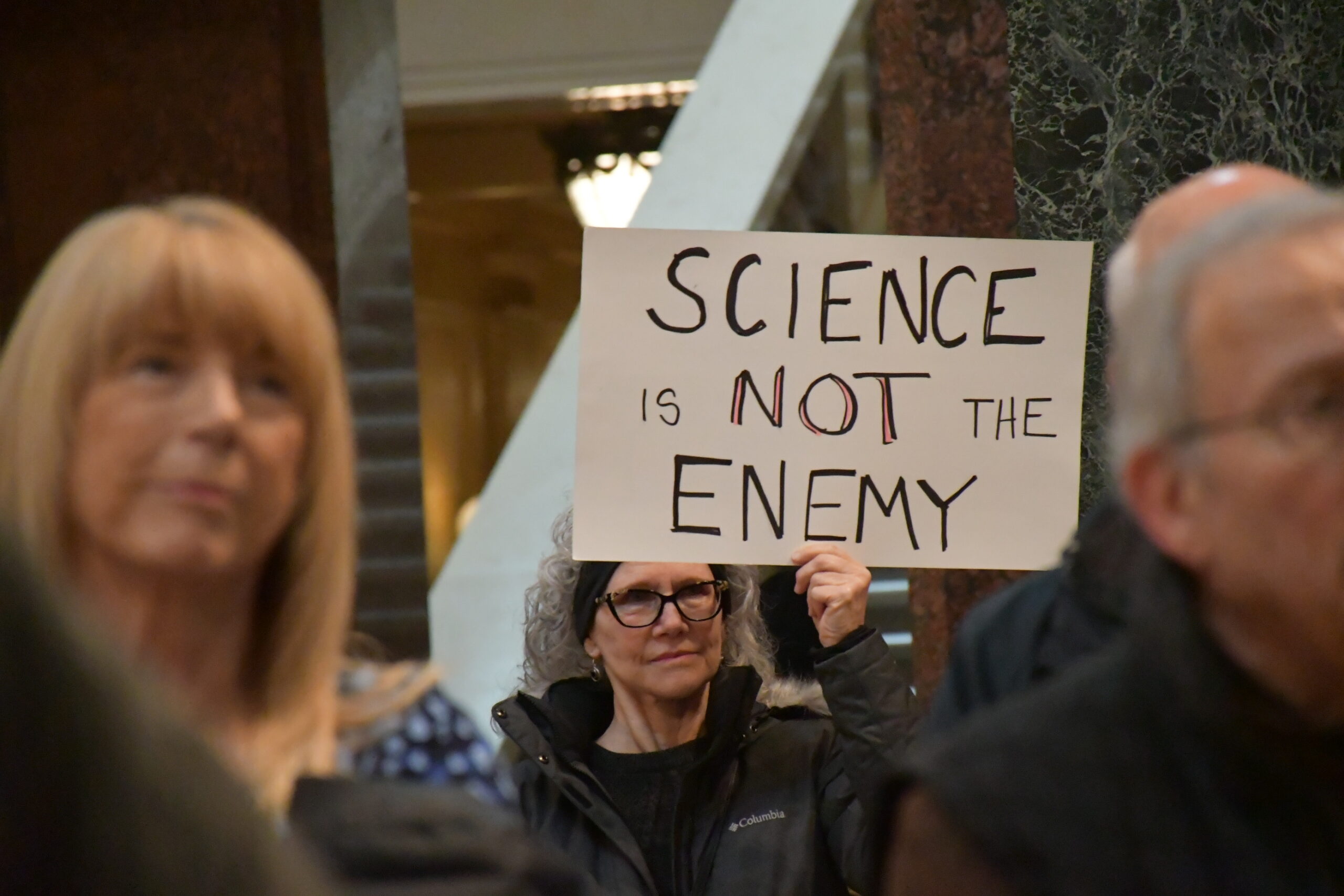 More than 1K gather at Capitol to support scientific research in Wisconsin